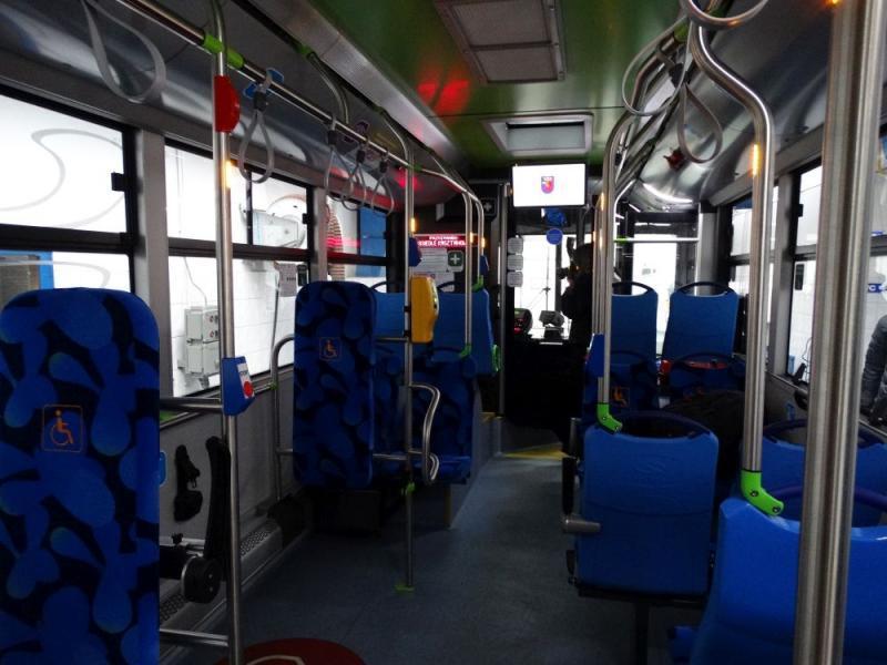 Na zdjęciu wnętrze pustego autobusu komunikacji miejskiej
