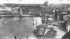 Widok z Łasztowni w kierunku północnym. Na pierwszym planie nie istniejący most Kłodny oraz elewator zbożowy (dzisiaj "Ewa") wybudowany w latach 1931-1935. (1938 r).