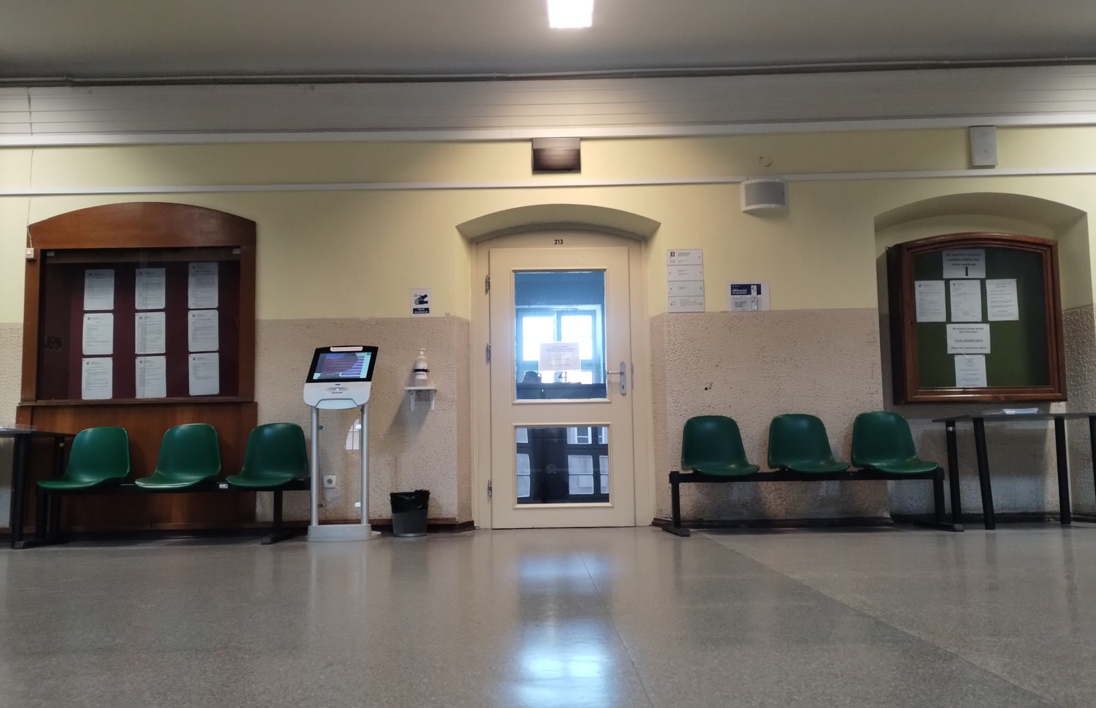 korytarz z wejściem do USC